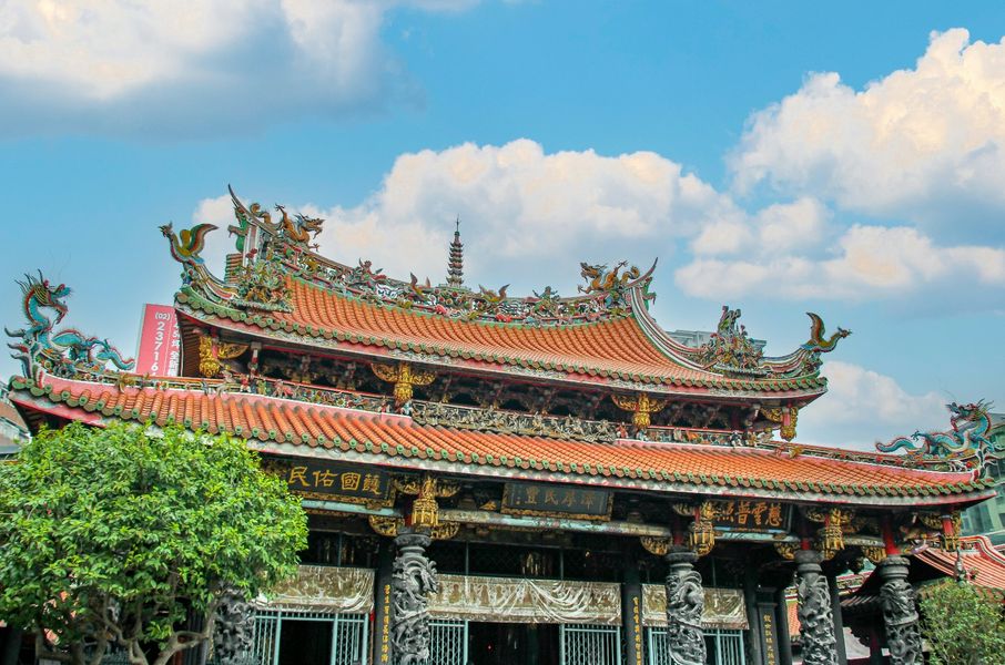 台北最古の寺、歴史と信仰が息づくパワースポット 台湾 龍山寺